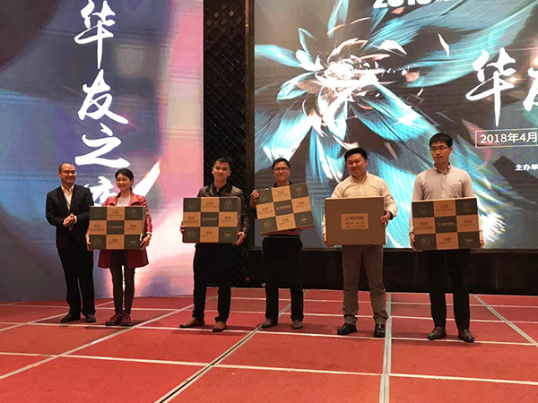 91免费黄色国产软件风采-镍峰会领奖